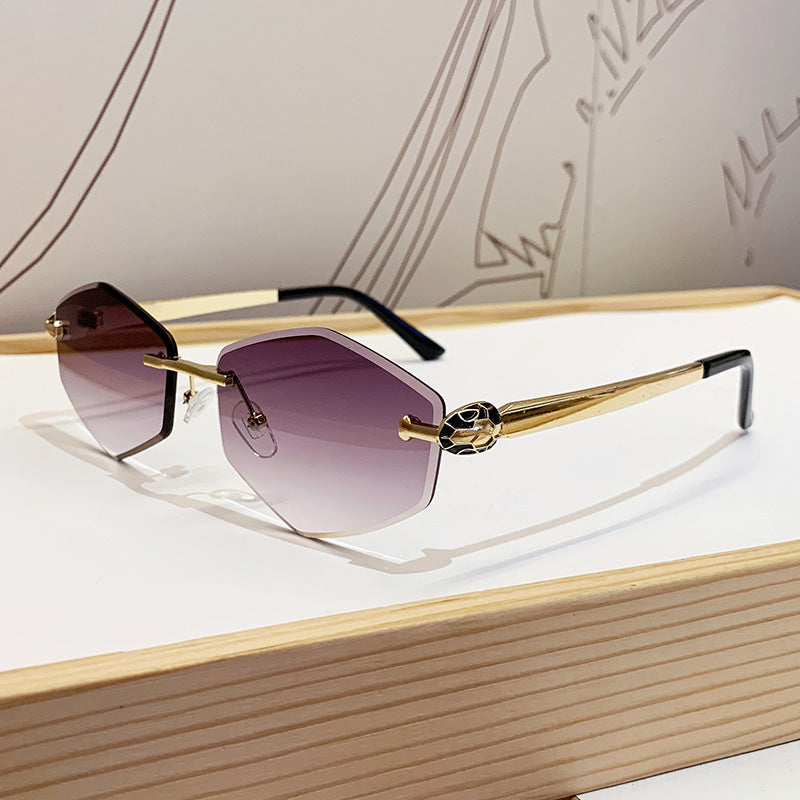 Dame Designer solbrille med heksagonal ramme og gyldne detaljer Skanto
