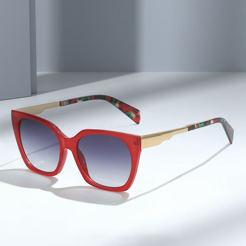 Dame Oversized-solbriller med elegant transparent ramme og gyldne aksenter Skanto