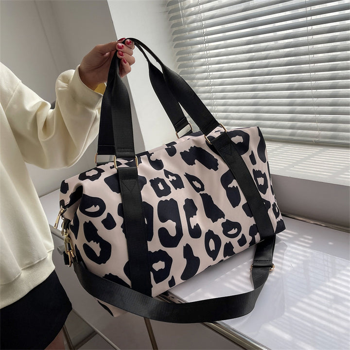 Sporty reisetaske med moderne leopardmønster Skanto