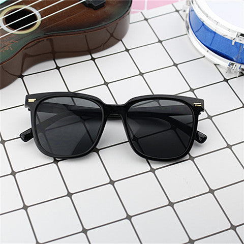 Dame moteriktig oversized solbrille med firkantet ramme og UV-beskyttelse Skanto