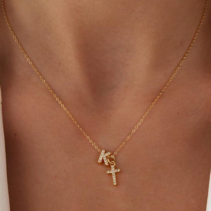 Skanto | Liten Diamant Initial & Kors Smykke