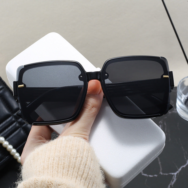 Dame firkantet solbrille med trendy geometrisk design Skanto