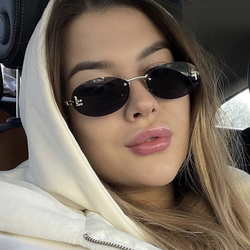 Dame moteriktig solbrille med elegant, speilreflekterende glassfront og filigran metallramme Skanto