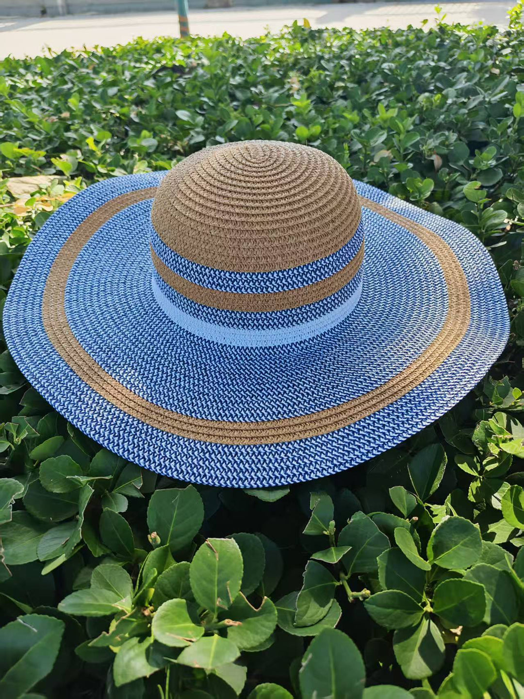 Elegante solhatt med bred brem og diskret stripemønster Skanto
