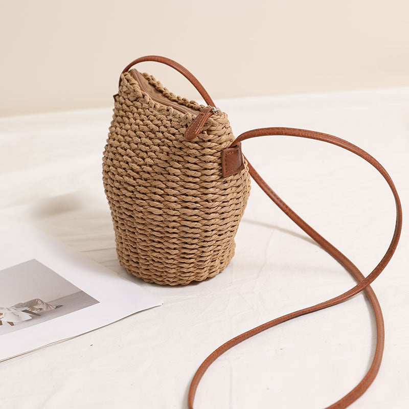 Handmade shoulder bag in natural material Skanto