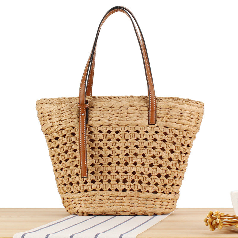 Woven natural material handbag with comfortable carrying handle Skanto