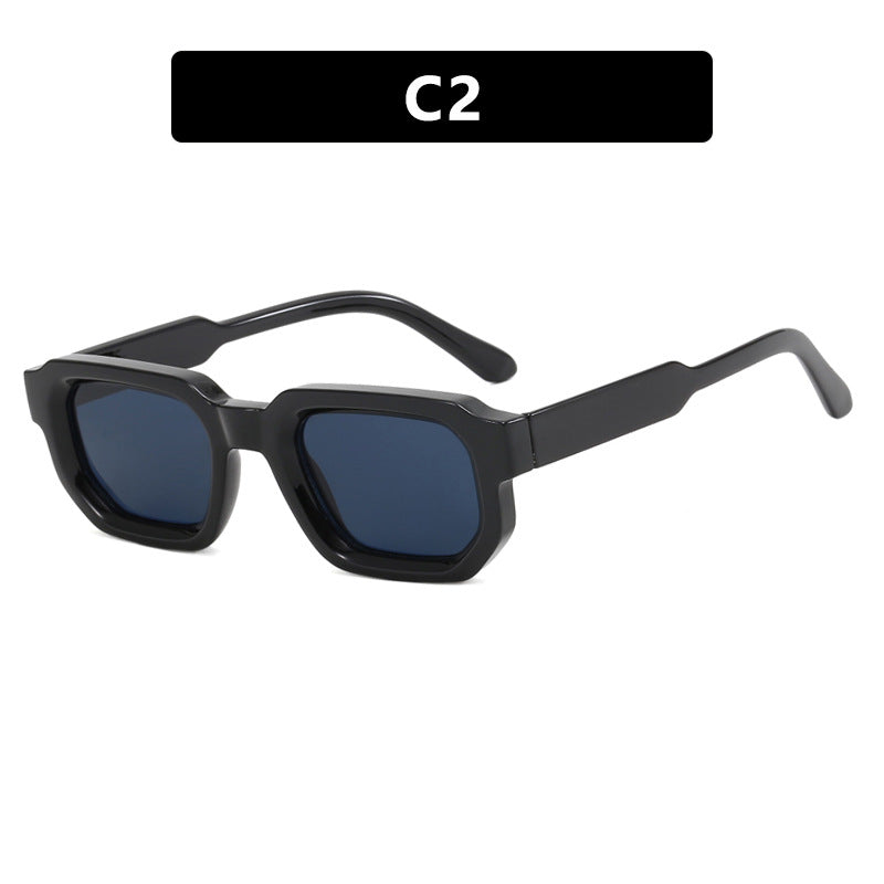 Dame geometrisk solbrille med stilleggende transparent ramme og polarisert glass Skanto