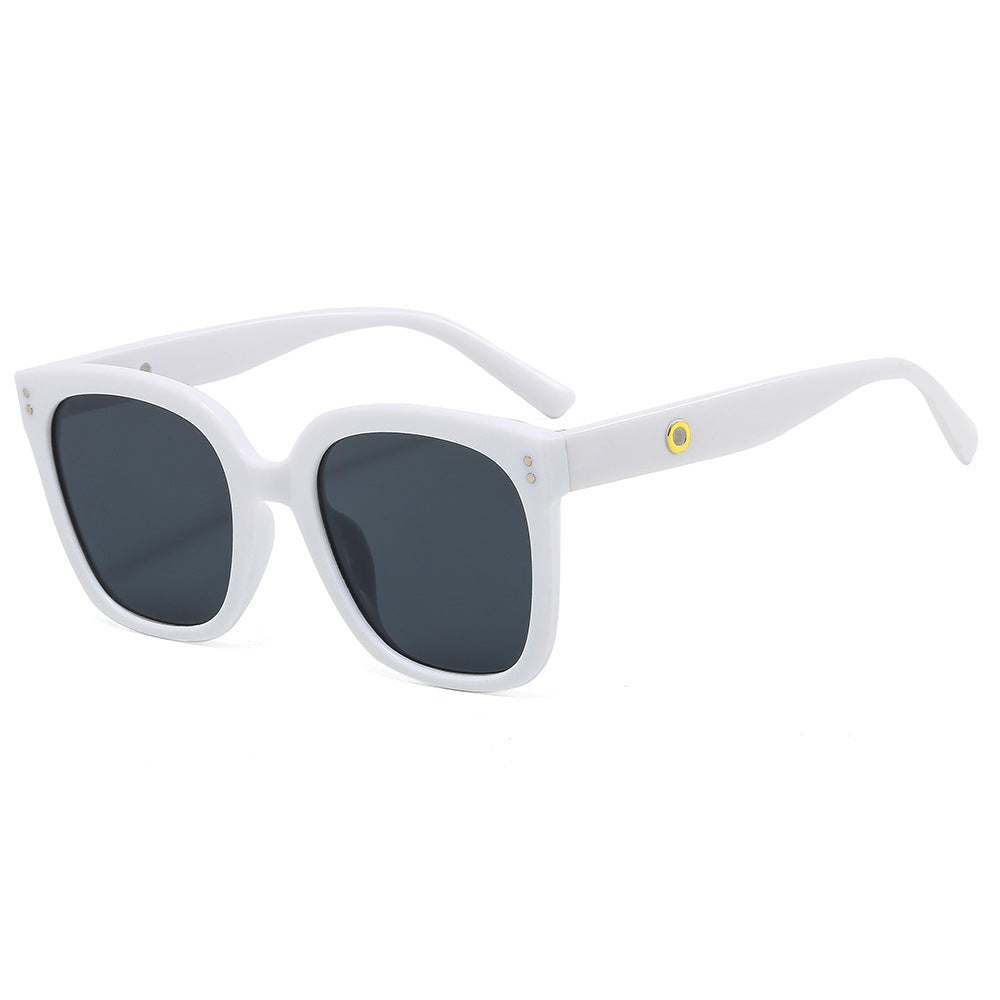 Dame moteriktig solbrille i trendy design Skanto