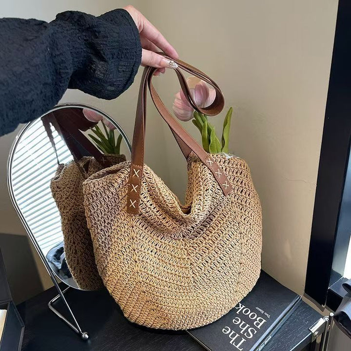Håndlaget strandveske med elegante lærhåndtak Skanto