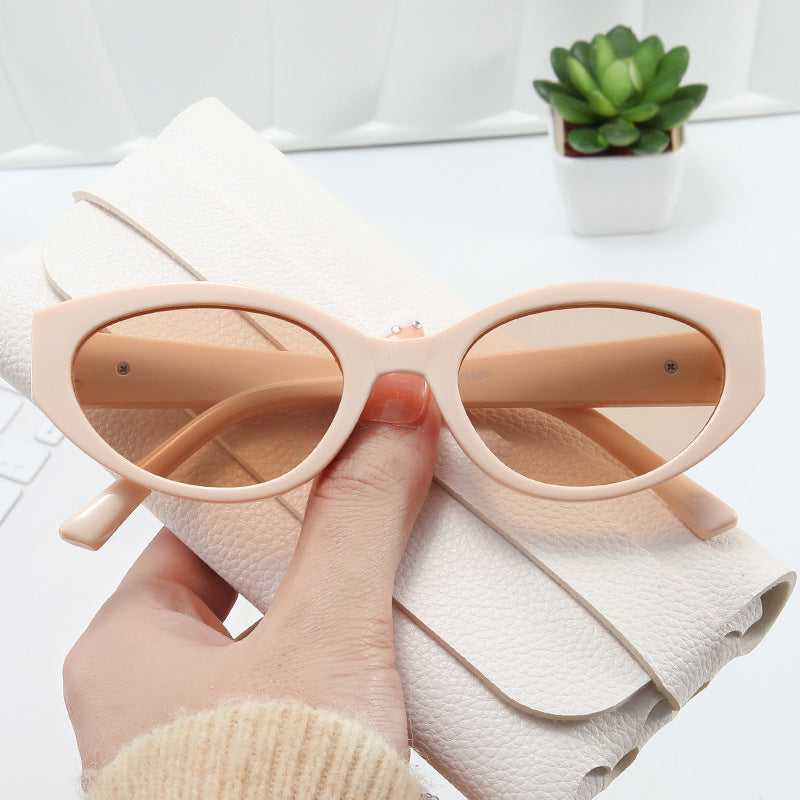 Dame Cat-Eye solbriller med elegant plastinnramming Skanto