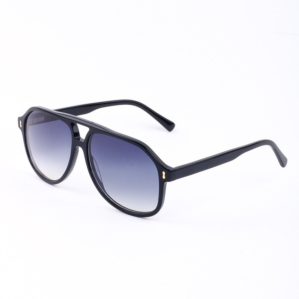 Dame moderne solbrille med innovativ ramme Skanto