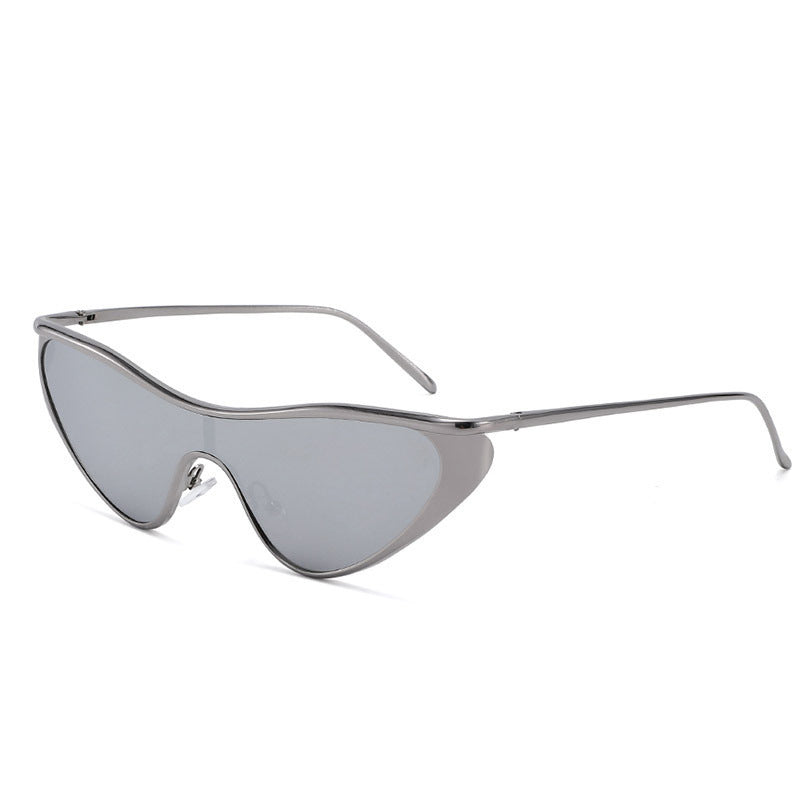 Dame futuristisk solbrille med slankt design Skanto