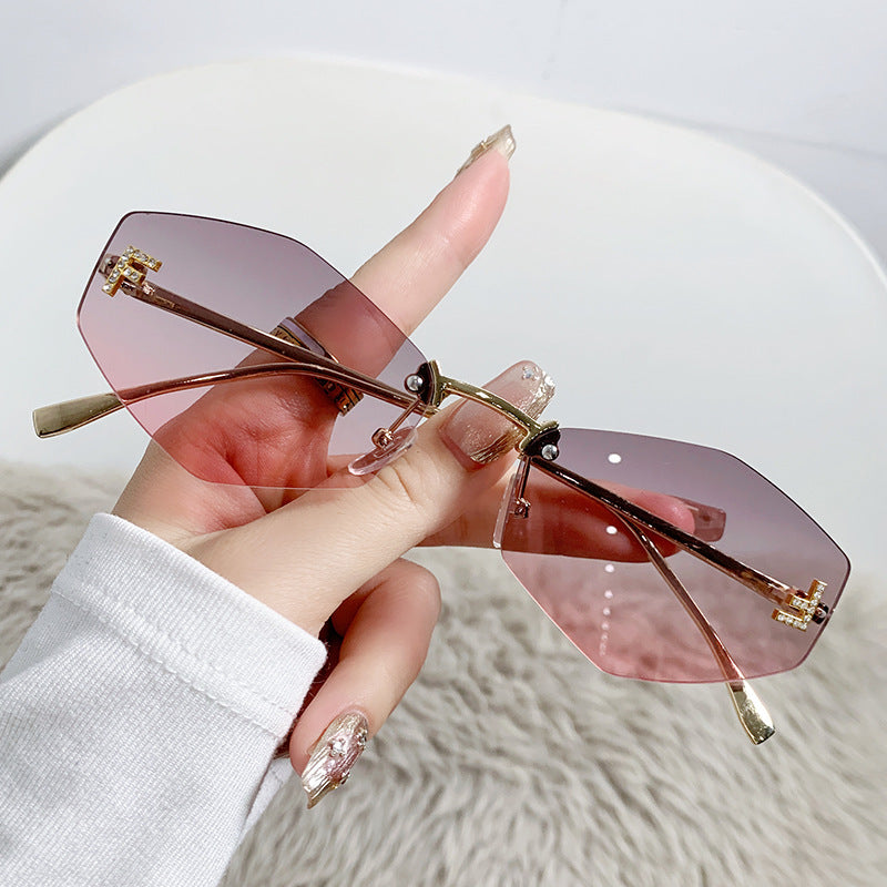 Dame designer-solbriller med innovativ sekskantet ramme Skanto