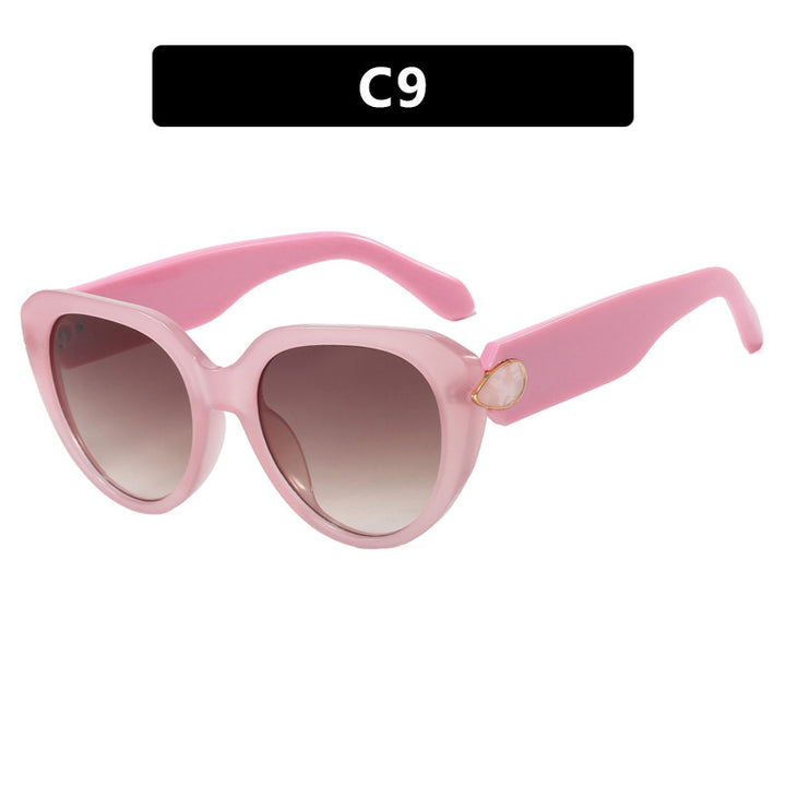 Women's Cat-Eye Sunglasses with Eye-Catching Design and Protective UV Filter Skanto