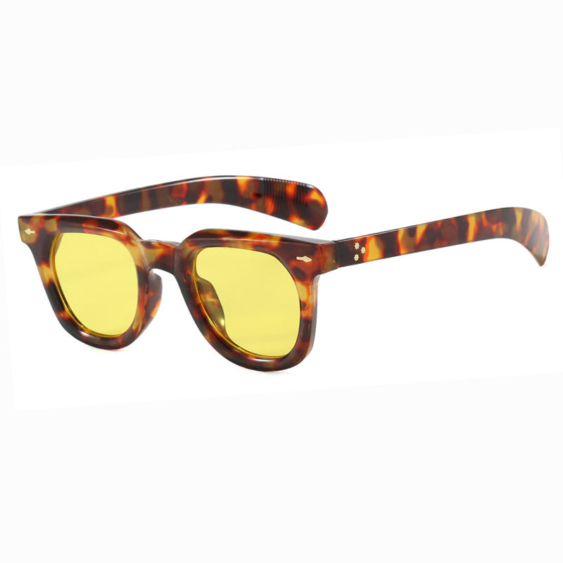 Women's fashionable sunglasses in trendy design with elegant frame Skanto