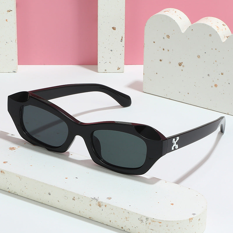 Dame moteriktig solbrille i innovativt design Skanto