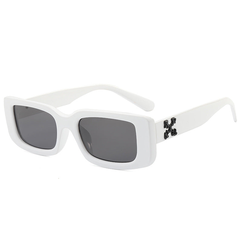 Dame Motek Solbrille med markant design Skanto