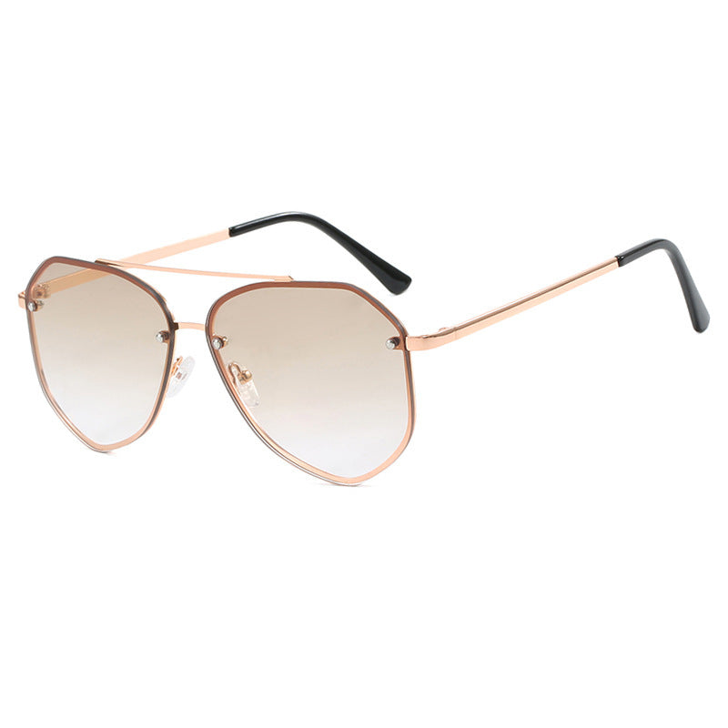 Dame geometrisk solbrille med filigran ramme Skanto