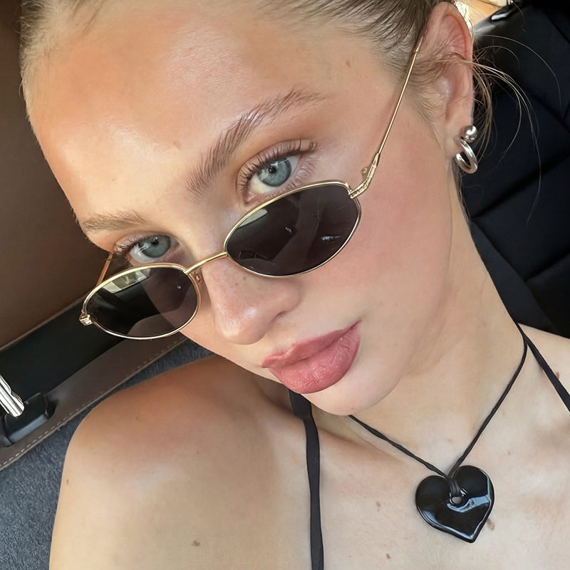 Women's fashionable sunglasses in a minimalist oval design Skanto