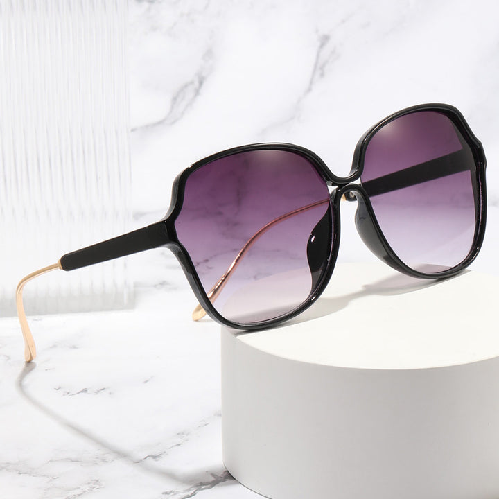 Dame solbrille i elegant oversized design Skanto