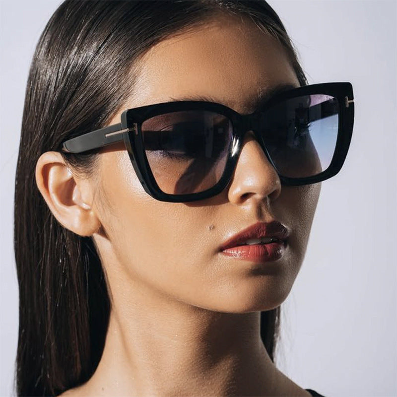 Women's large sunglasses in modern design with trendy tortoise pattern Skanto