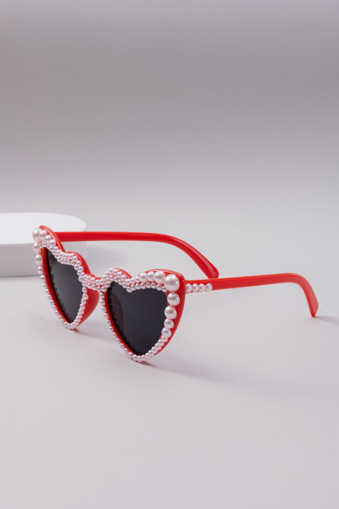 Dame designer solbrille med perleinnramming fra Skanto