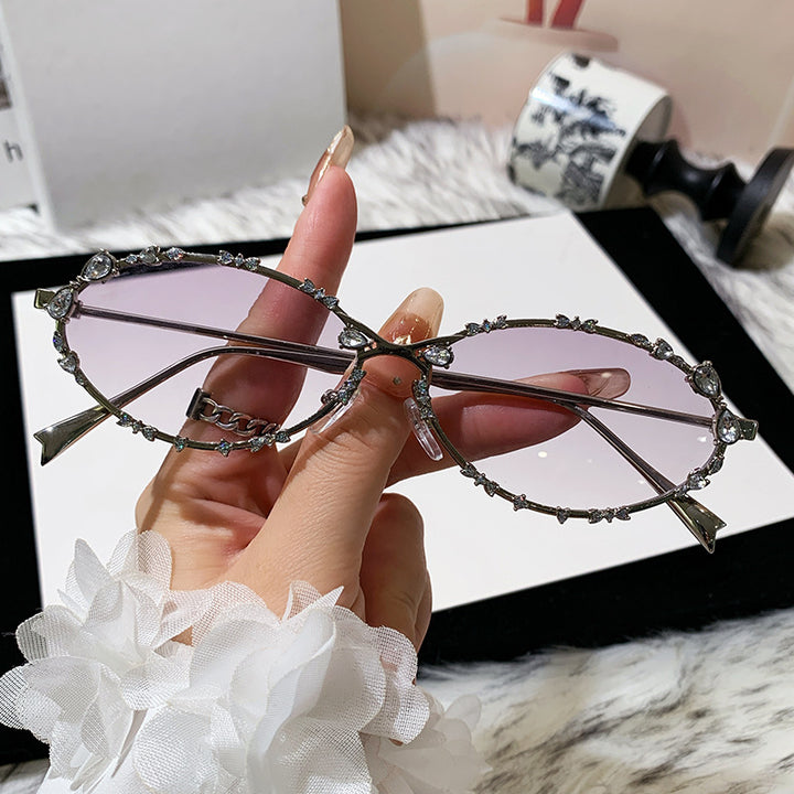 Dame ekstravagant oversized solbrille med futuristisk design Skanto