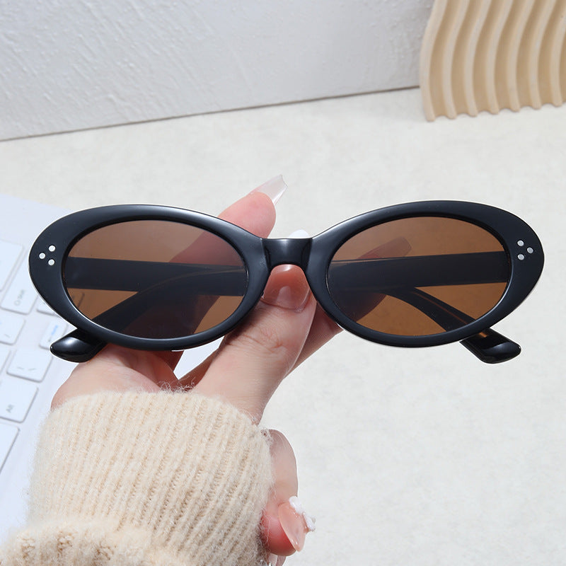 Damer moteriktig solbrille i elegant ovalt design Skanto