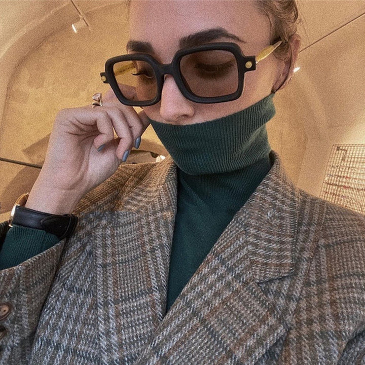 Dame firkantet solbrille med trendy ramme og komfortabel passform Skanto