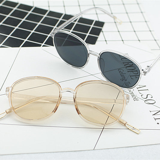 Dame moteriktig kvadratisk solbrille med gjennomsiktig ramme Skanto
