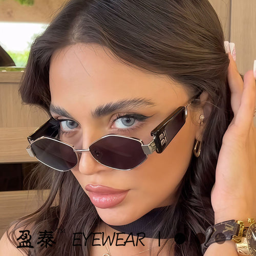 Dame Designer-solbrille i moderne maskeformat Skanto