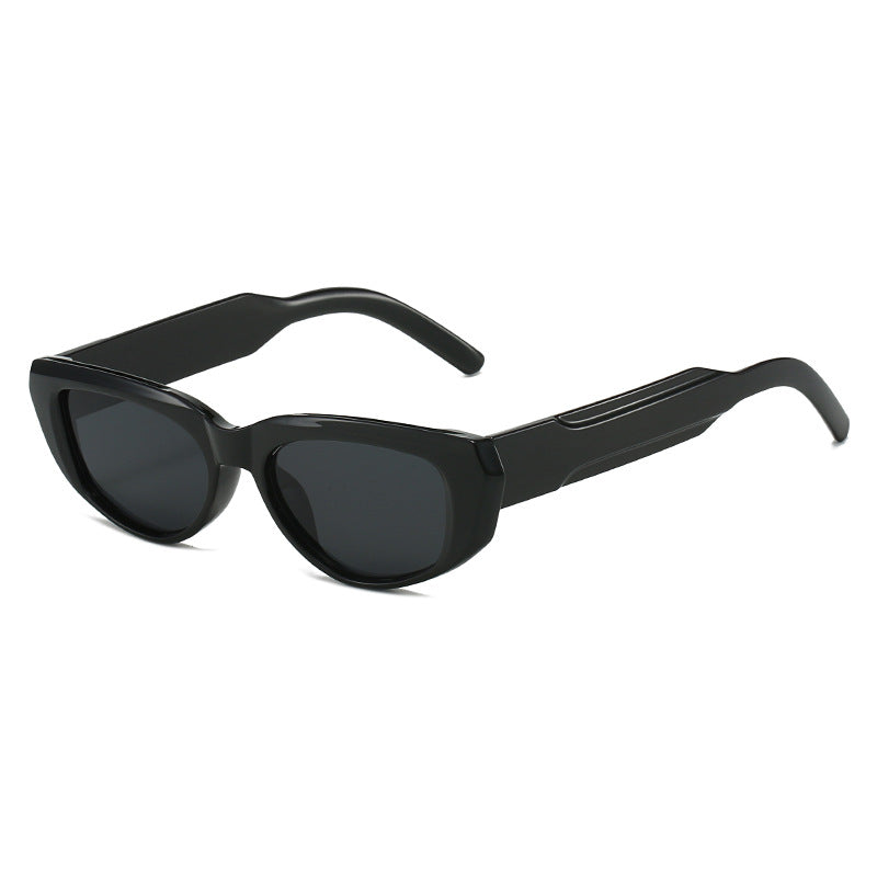 Dame moteriktig solbrille i cat-eye stil med eksentrisk silhuett Skanto
