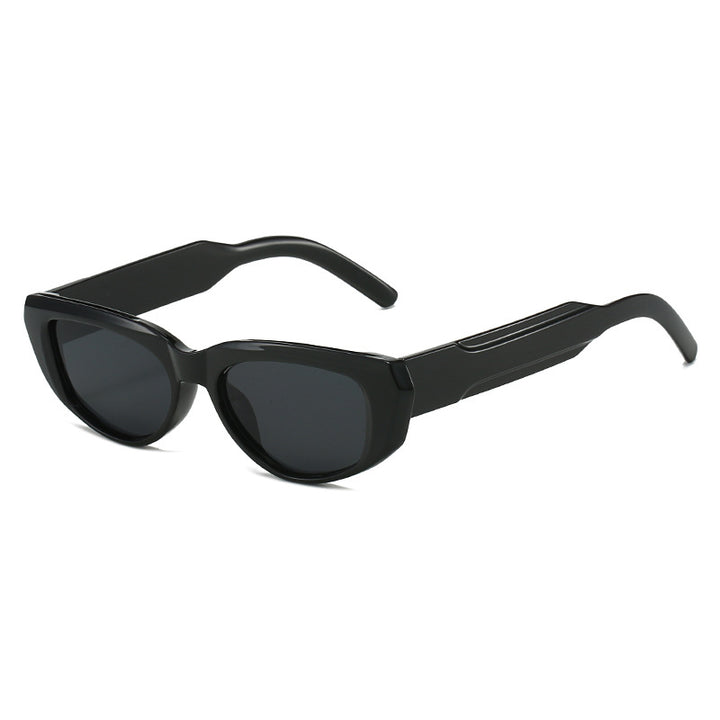Dame moteriktig solbrille i cat-eye stil med eksentrisk silhuett Skanto