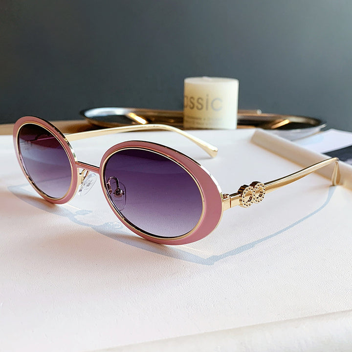 Dame moteriktig solbrille med stilfullt oseanisk design Skanto