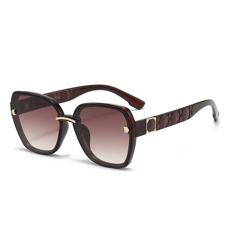 Dame solbrille med stilfull, kvadratisk ramme og elegante detaljer Skanto