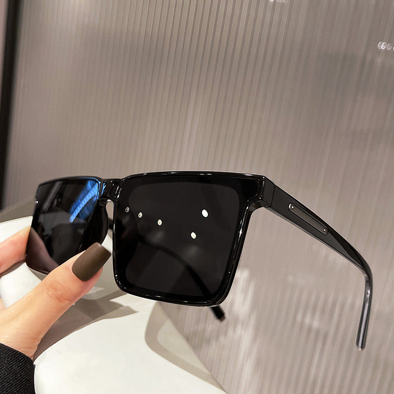 Women's square sunglasses with modern, robust plastic frame Skanto