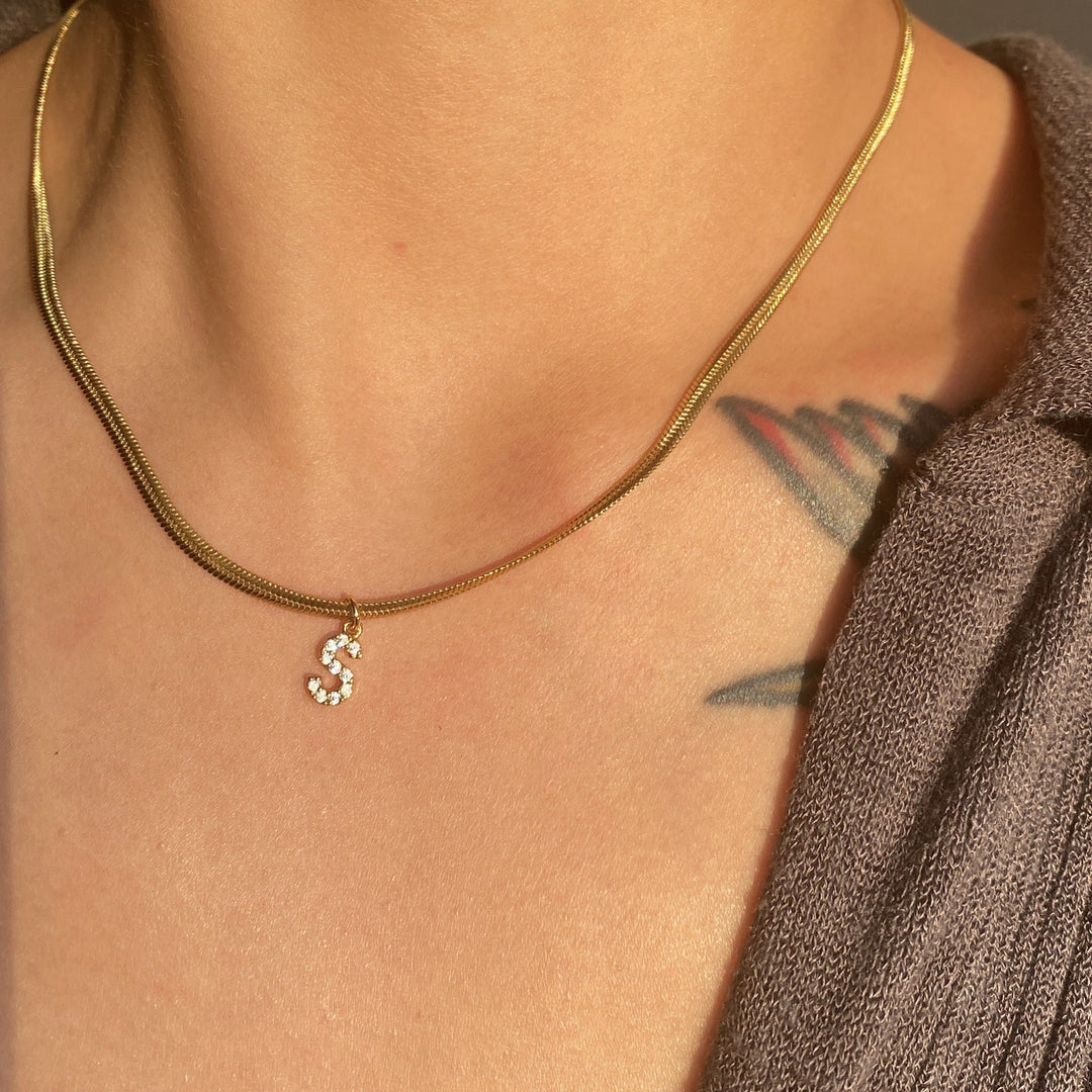 Skanto | Delikat Diamant Bokstav Initial Herringbone Halskjede