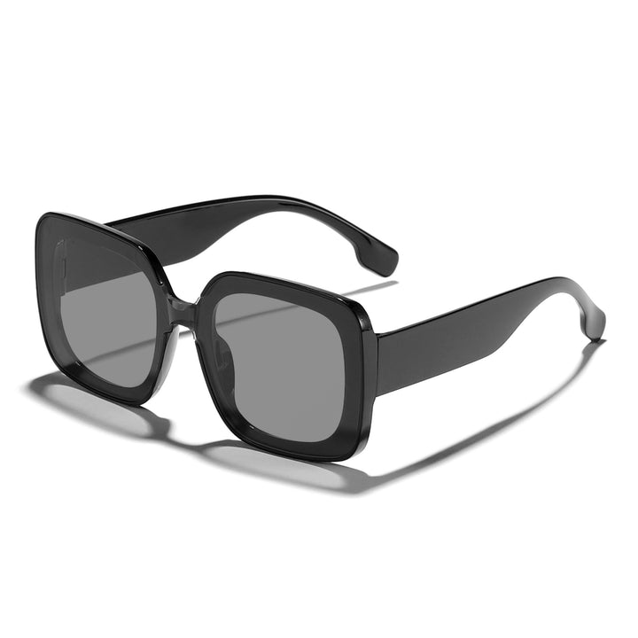 Dame firkantet solbrille med innovativt transparent rammedesign Skanto