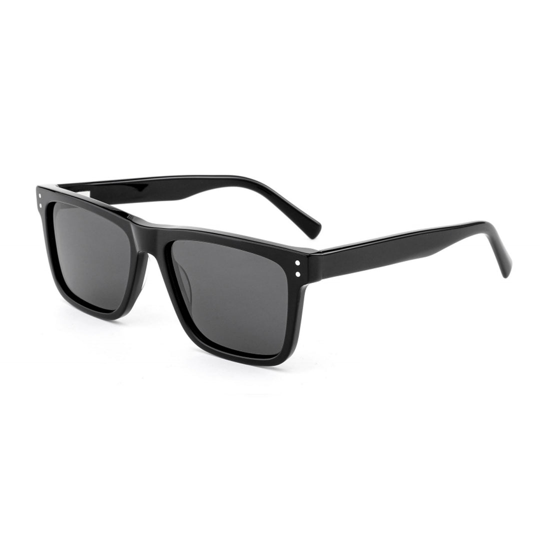 Dame solbrille i moderne, kantete design med funksjonell UV-beskyttelse Skanto