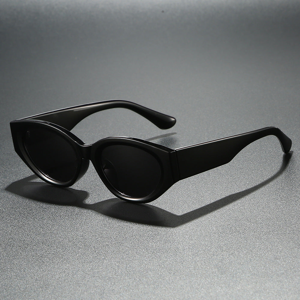 Dame Cat-Eye solbrille med moderne, transparent ramme og UV-beskyttelse Skanto