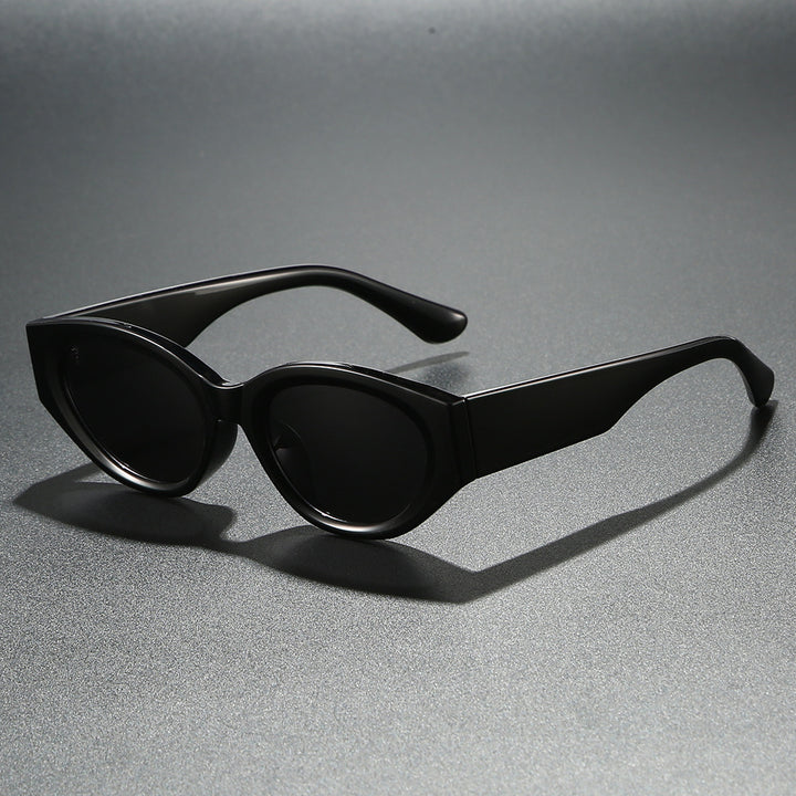 Dame Cat-Eye solbrille med moderne, transparent ramme og UV-beskyttelse Skanto