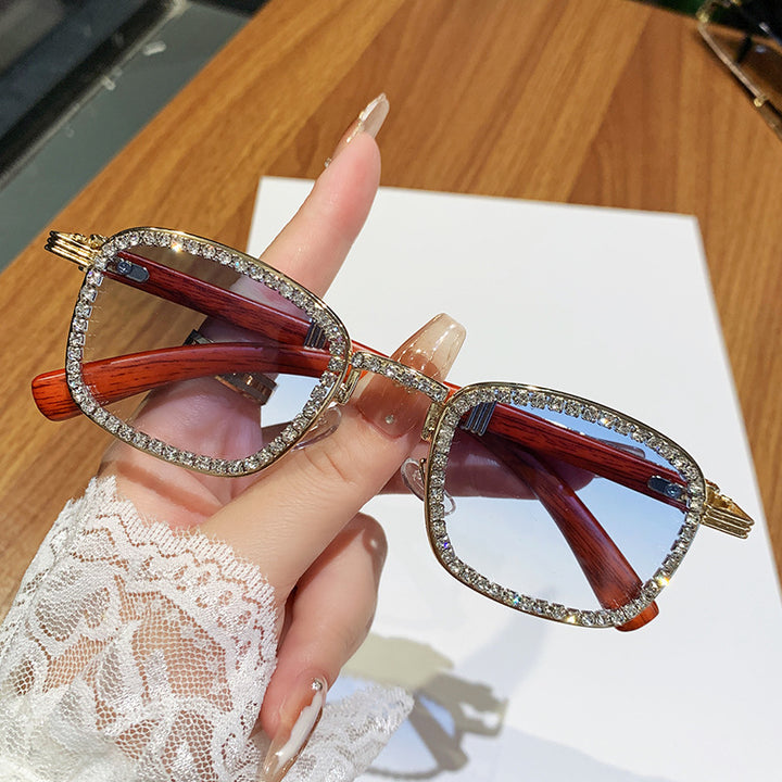 Dame solbrille med strassbesatt ramme og moderne tre-design Skanto