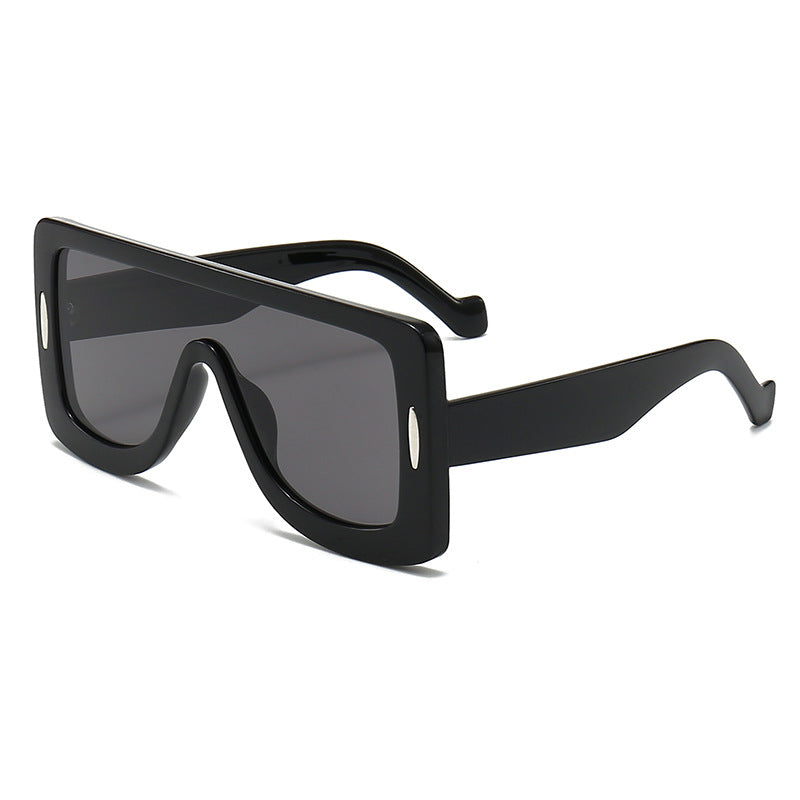 Dame oversized solbriller i moderne Bauhaus-stil Skanto