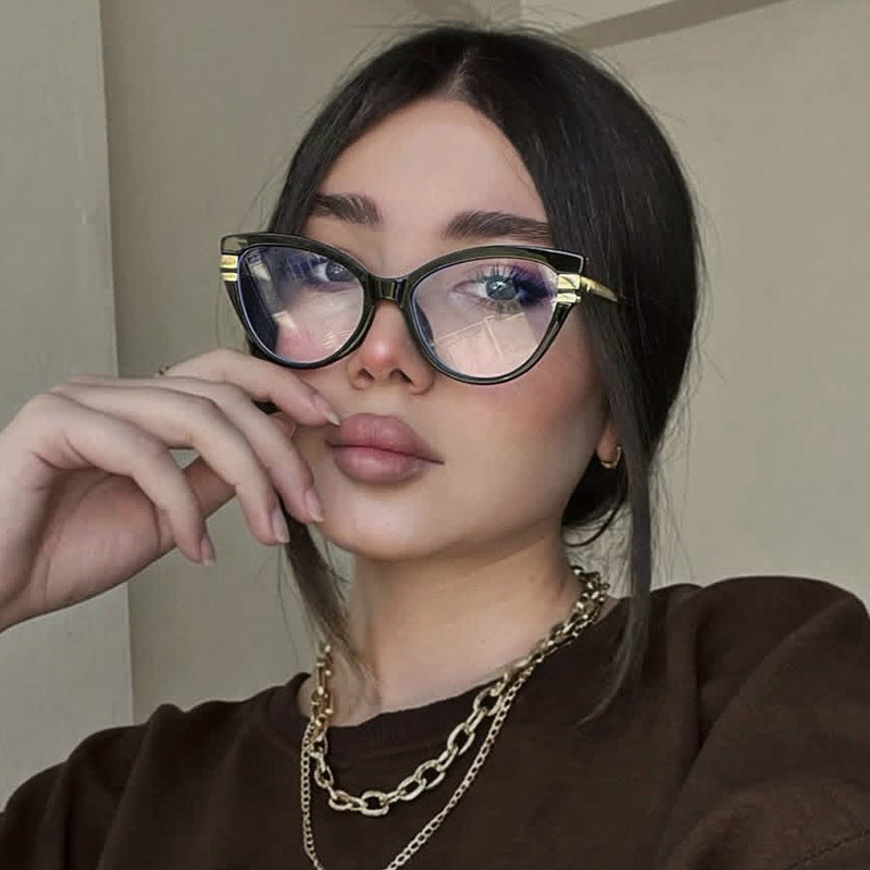 Women's Cat-Eye Sunglasses with Elegant Plastic Frame and Gold Accents Skanto