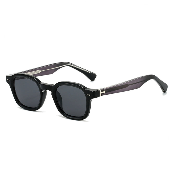Dame moteriktig solbrille i unikt, kvadratisk design Skanto
