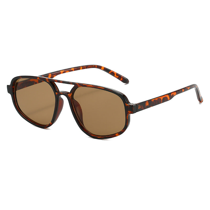 Dame moteriktig solbrille med bred ramme og UV-beskyttelse Skanto