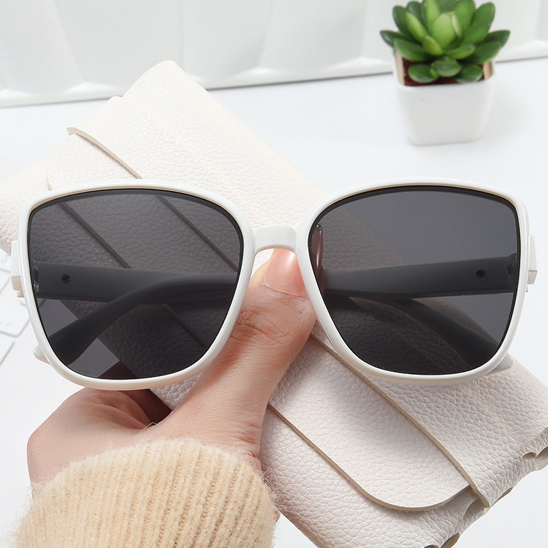 Dame elegante oversized solbriller i moderne design Skanto