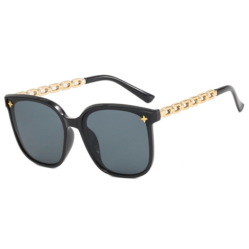 Dame moteriktig solbrille med stilige kjedeakenter Skanto