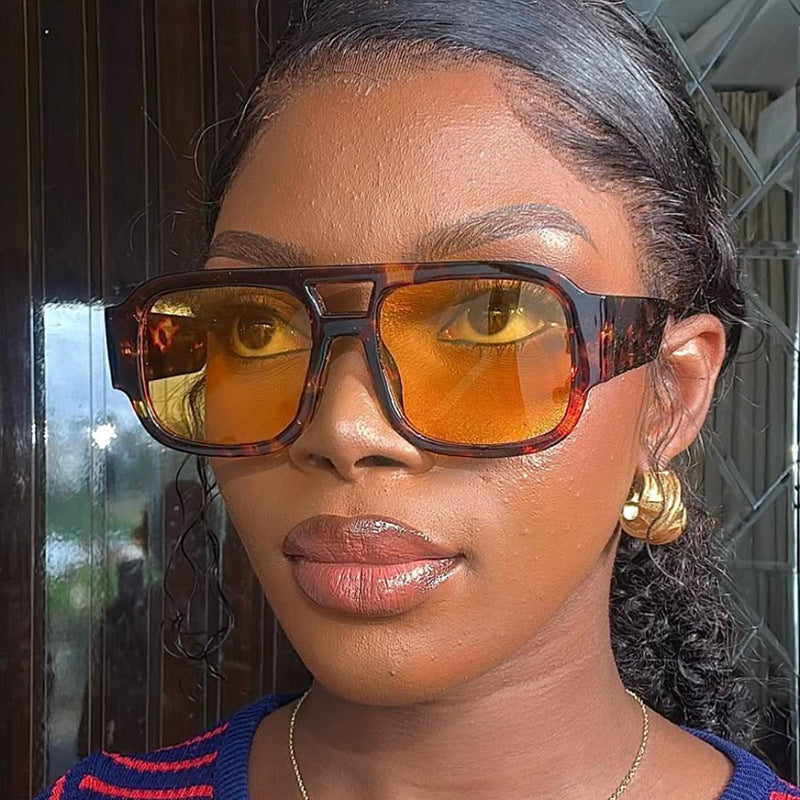 Women's modern sunglasses in elegant rectangular design Skanto