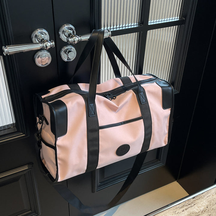 Sporty fritid duffel bag med slitesterkt materiale og justerbar skulderreim Skanto